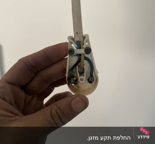 חוטי חשמל מחוברים לתקע חשמלי
